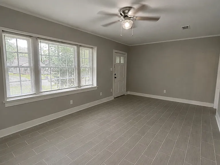 Maplewood Dr — Photo 3