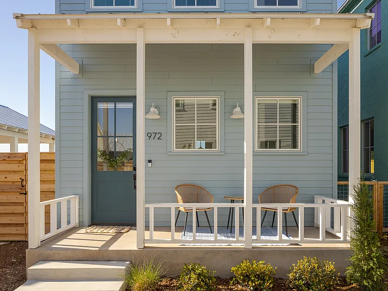 972 Hangar Dr — Photo 5