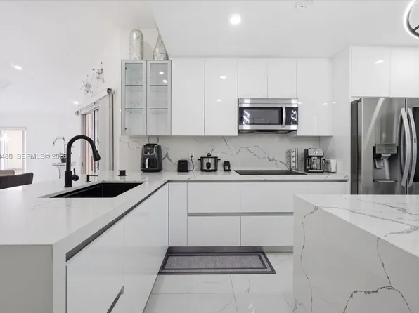 2570 SE 7th Pl, Homestead, FL 33033