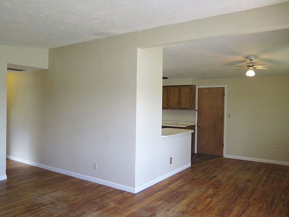3rd image of 988 Nixon Ave