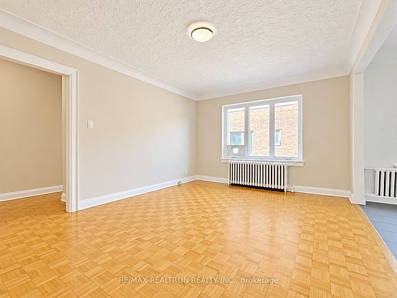 3rd image of 394 Avenue Rd #606