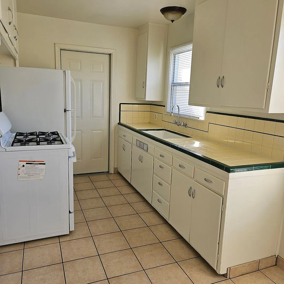 Charming 2 Bedroom Home with Large Backyard — Photo 4