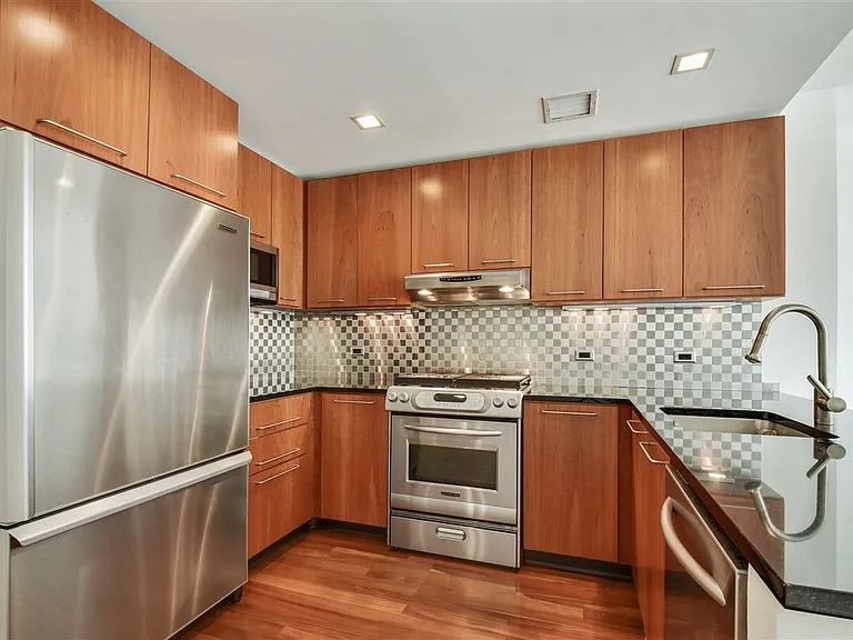 25 Hudson St #412 — Photo 2