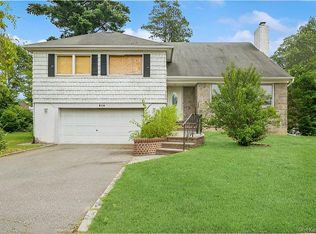 806 Pepperidge Rd, Westbury, NY 11590