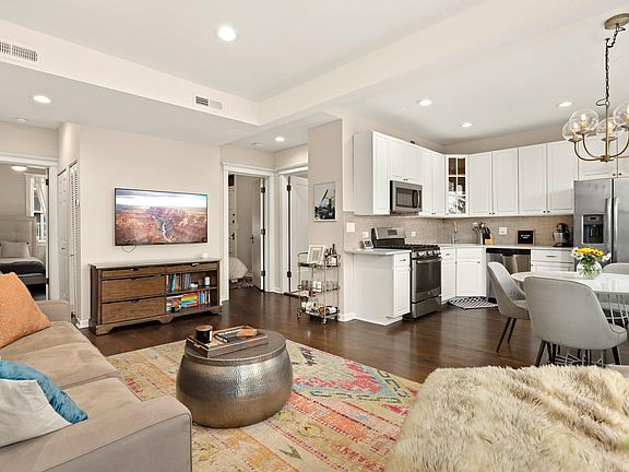 5th image of 2538 N Sacramento Ave #2