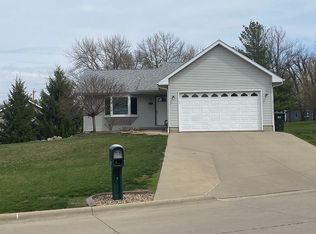305 Greenbelt Dr, Oskaloosa, IA 52577