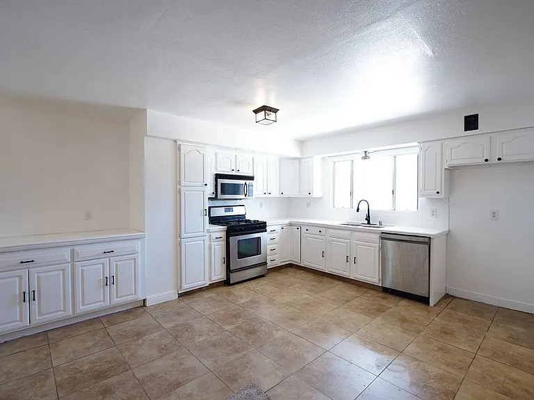 719 Esther Way — Photo 4