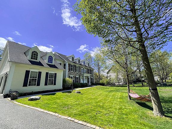 Elec. walkway + 3 car garage