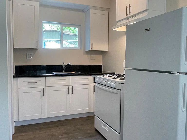 2515 1/2 Broadway Ave #2515-1/2 — Photo 7