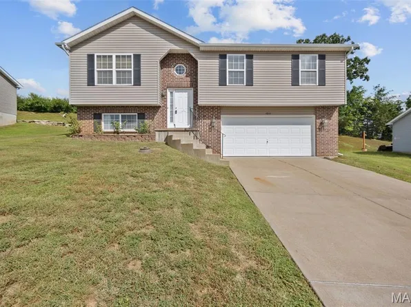 1015 Leafglen St, Imperial, MO 63052