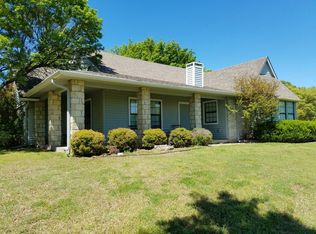 1504 Oakridge Ct W, Azle, TX 76020