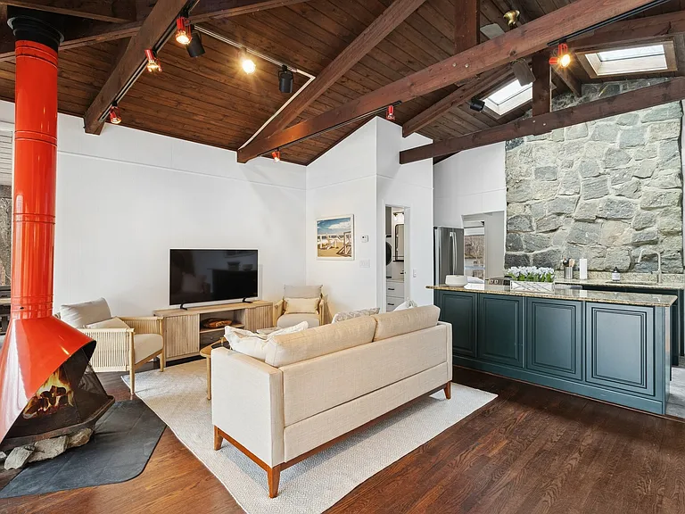 45 Hillside Dr E — Photo 2