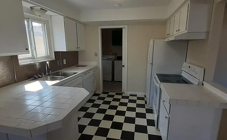 23911 Methuen Ave — Photo 3