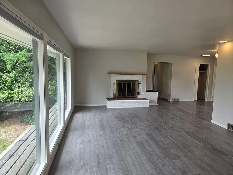 1530 Eastmont Ave — Photo 7