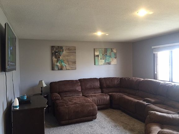 Living Room - new carpet/paint on main level