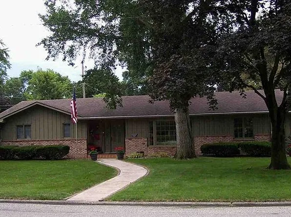 401 Cedar Ct, Monticello, IL 61856