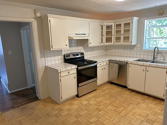 Spacious Bright Kitchen