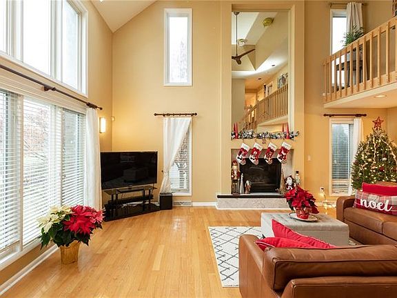 3rd image of 1637 Royal Oak Dr