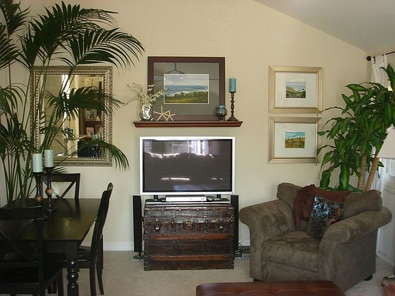 livingroom with frenchdoors to slate tiled patio