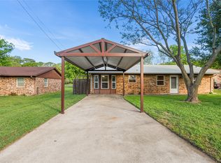 104 Chisholm St, Saint Jo, TX 76265