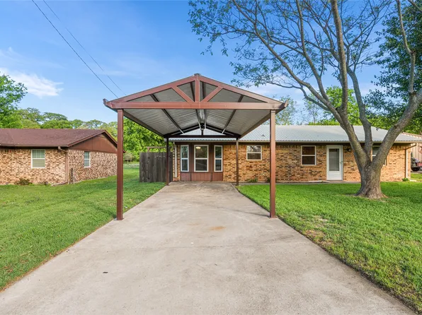 104 Chisholm St, Saint Jo, TX 76265