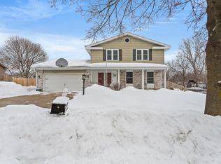 2815 Buckingham Ct, Waukesha, WI 53188