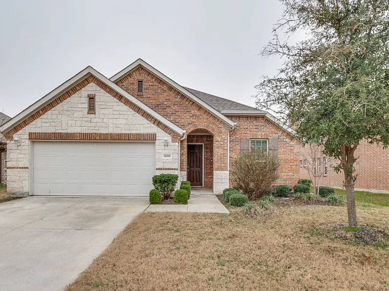 1608 Emma Pearl Ln — Photo 1