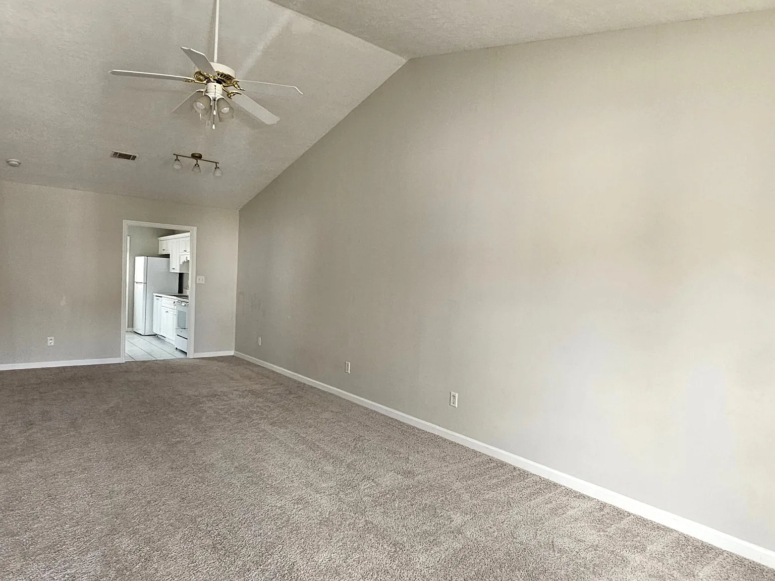 2 bed, 2.0 bath, 1100 sqft, $1,375 — Photo 2