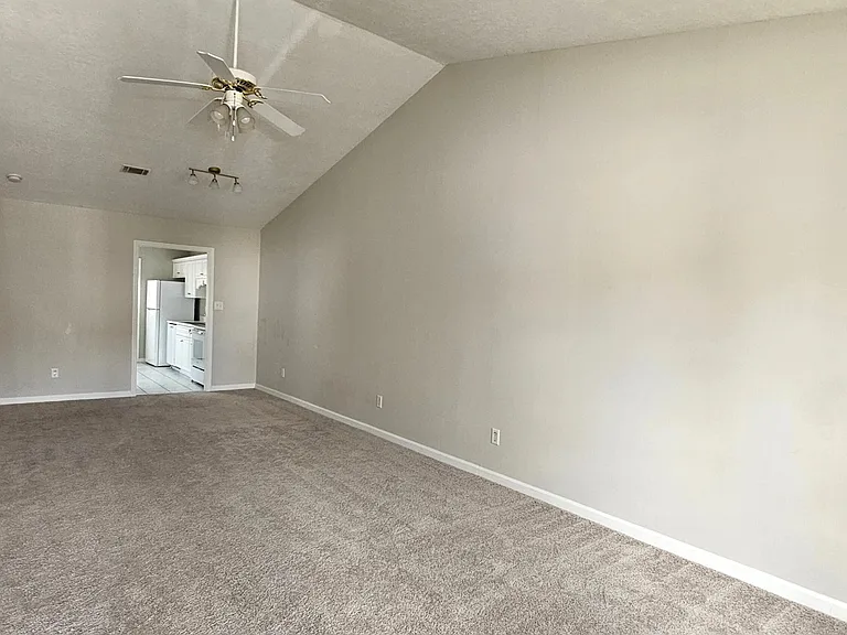 340 Greendale Pl — Photo 2