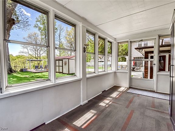 3rd image of 909 Lincoln Dr