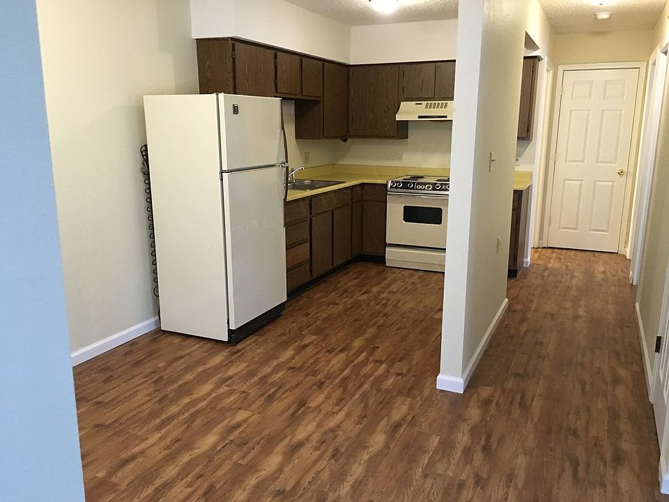 1st image of 404 Hillcrest Dr #3