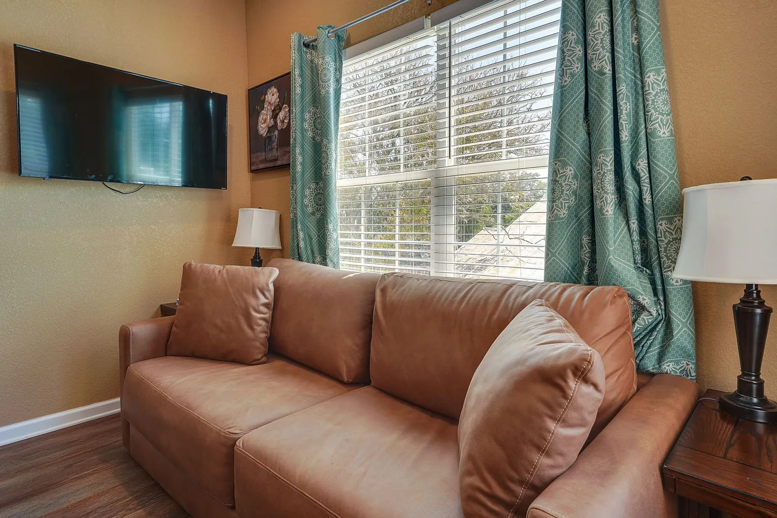 2 bed, 1.0 bath, 893 sqft, $1,979 — Photo 4