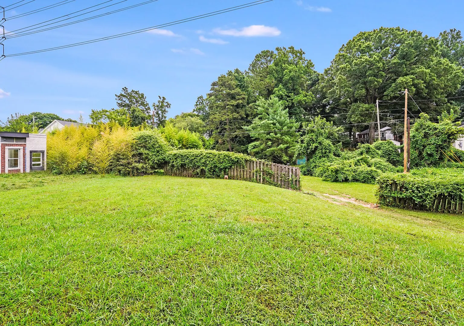 Spacious 2-Story Duplex Near SouthPark Mall, Park Road & Uptown! — Photo 2