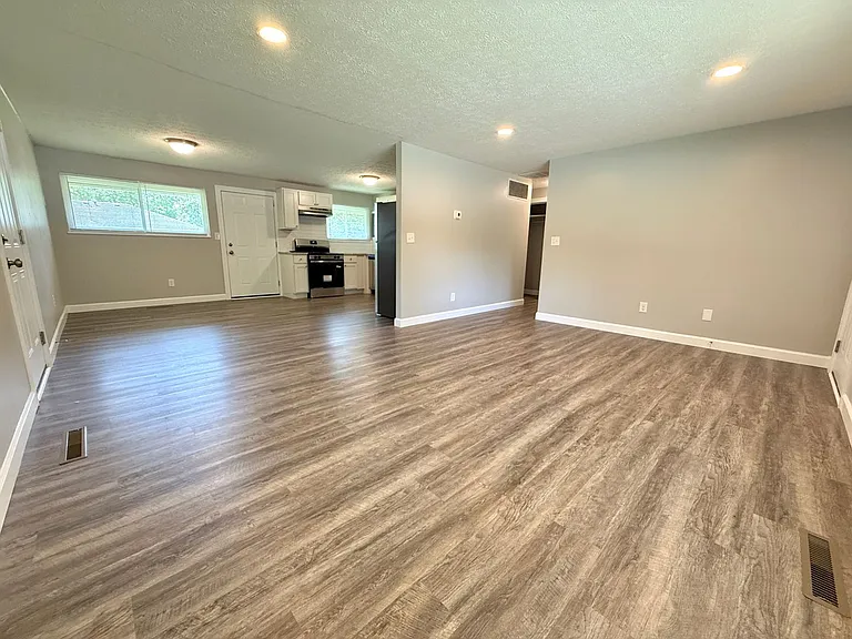 4409 Primrose Ln — Photo 3