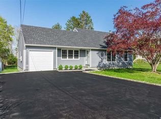 970 Village Ln, Mattituck, NY 11952
