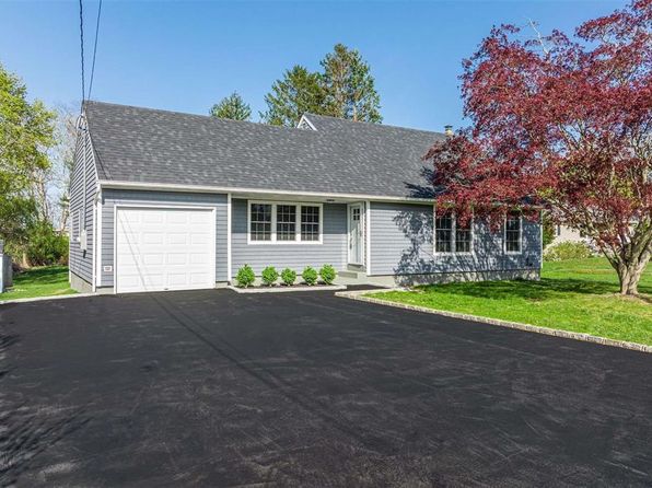 970 Village Ln