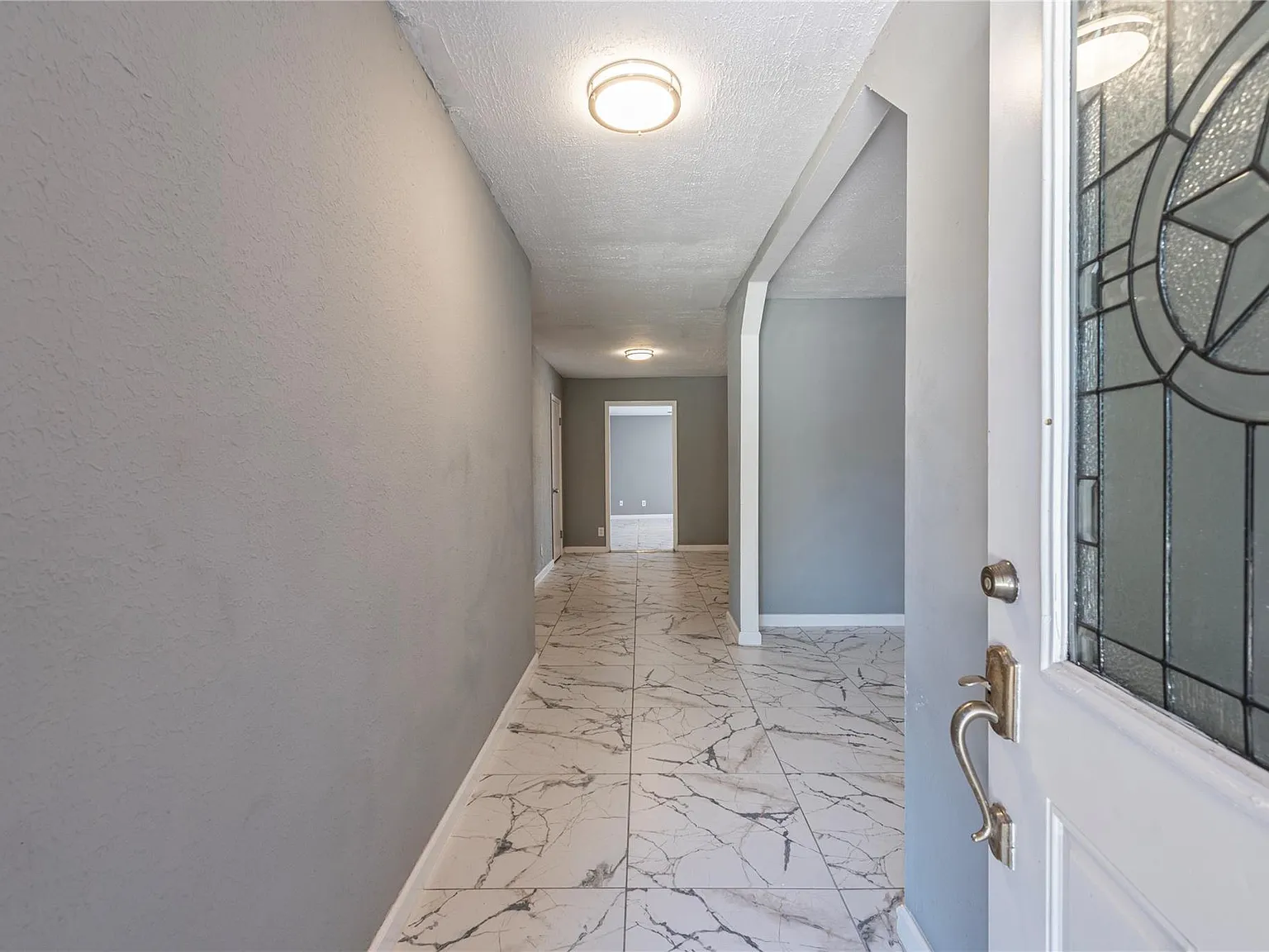 4 bed, 2.0 bath, 2301 sqft, $2,100 — Photo 3