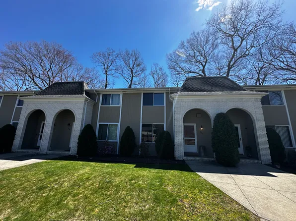 205 Woodside Dr, North Providence, RI 02904