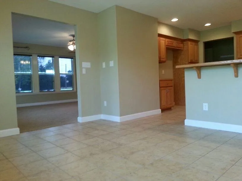 3 bed, 2.5 bath, 2350 sqft, $2,180 — Photo 3