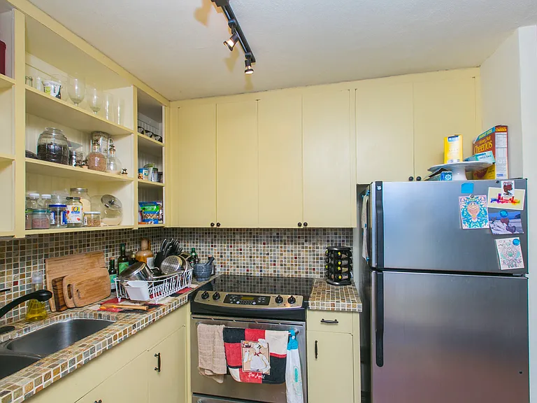 1511 Nuuanu Ave #639 — Photo 4