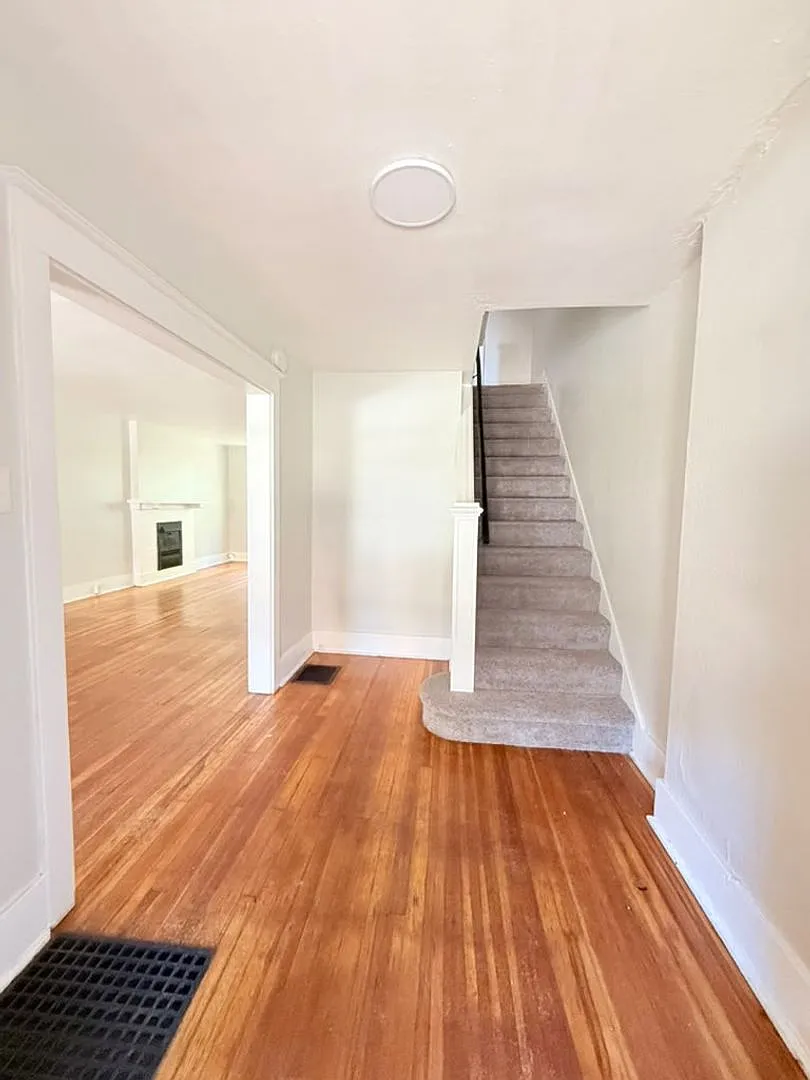 Laurel Ave — Photo 2