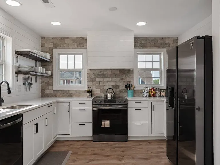 511 W Archdale St #A — Photo 2