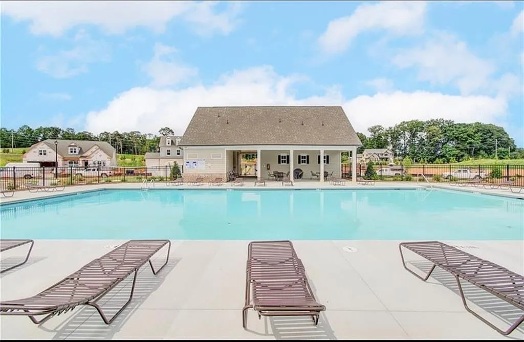 5 bed, 4.0 bath, 2800 sqft, $3,200 — Photo 2