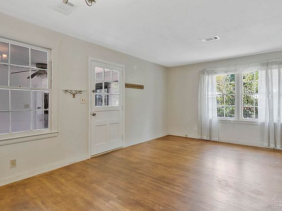 5th image of 12 Dewitt Dr