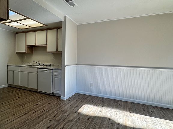 5th image of 351 Pinedale Ave