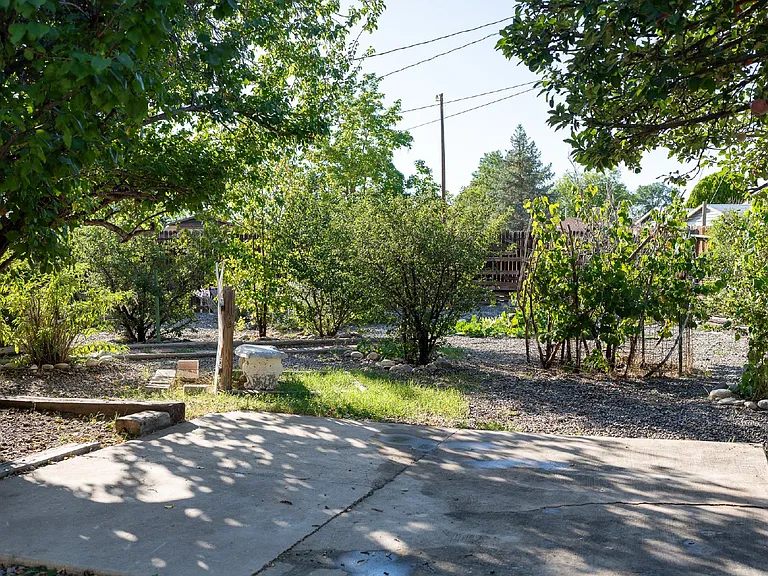 511 Western Dr — Photo 24