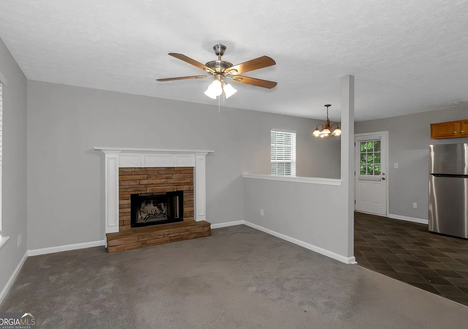 Impressive 3 Bedroom, 2 Bathroom Home — Photo 3