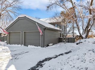 402 Valley View Rd, Lake Barrington, IL 60010