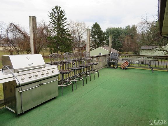 3rd image of 446 Schoolhouse Rd