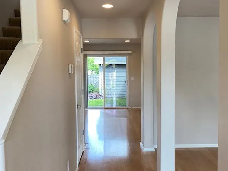 3311 SE Midvale Dr — Photo 2